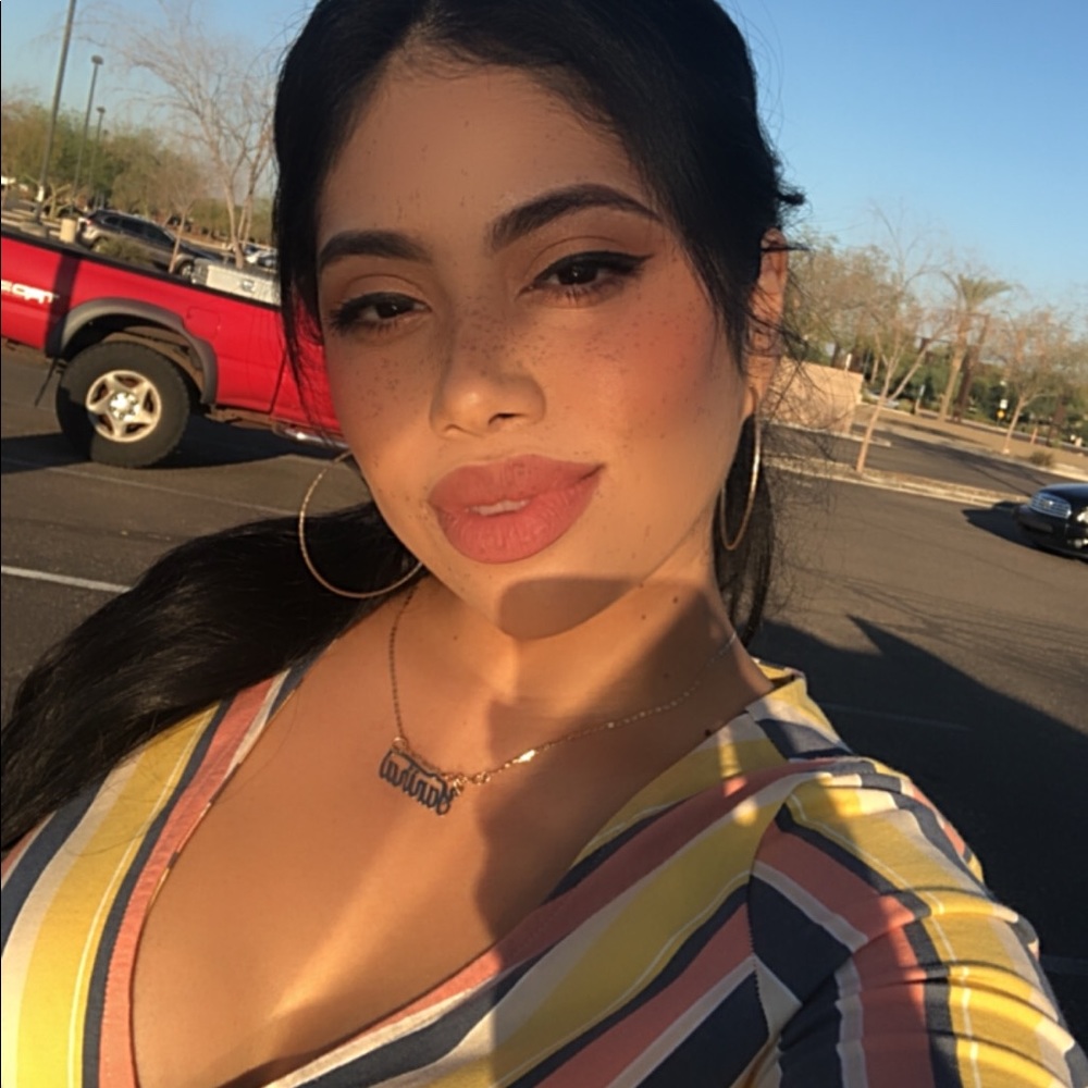 Meet your Posher, Yanira